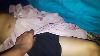아름다운 인도 여성이 배우자와 성교를 준비합니다