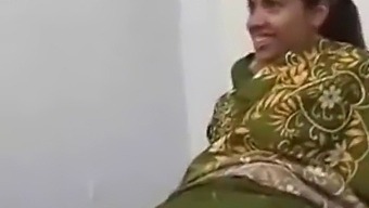 Desi Najstnica Dobi Svoj Prvi Okus Divjega Trojčka
