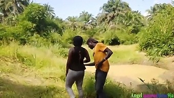 Okoro, Den Flittige Jegeren, Engasjerer Seg I Lidenskapelig Samleie Med En Fantastisk Afrikansk Lokal Kvinne Mens Hun Pleier Gården Sin. Til Tross For Tilstedeværelsen Av Broren Hennes, Klarer Han Å Skjule Sine Handlinger Med Kameraet. Se Hele Møtet På Red