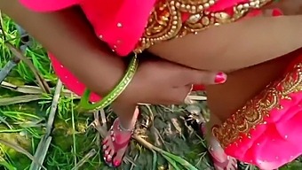 Desi Bhabhi Saa Kyrpää Viidakossa Takaapäin