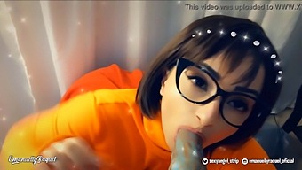 벨마는 괴물의 음경을 입으로 즐겁게 하다가 그녀 안에 사정합니다 - 스쿠비 두