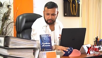 Un Obrero De La Limpieza Peruano Finge Ser Médico Para Despertar A Una Mujer Venezolana Y Curvilínea