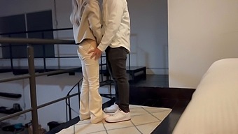 Gen Z-Pariskunta Nauttii Suuseksistä Ja Jalkafetissistä Kylmällä Säällä