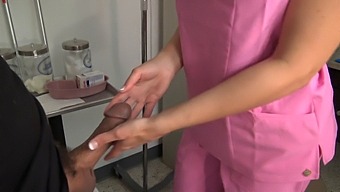 אחות עם חזה גדול נותנת עבודת יד ופה למטופלת שלה