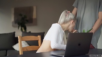 Eva Elfien Zoomausseksisessio Muuttuu Villiksi Spermalaukaukseksi
