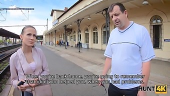 Gazdag Ember Barátnője Nagy Felbontásban Nézi, Ahogy A Felszarvazottja Keményen Megbassza