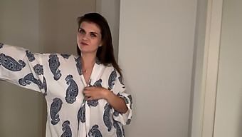 Csábító Mostohaanya Megdörzsöli Mostohaapja Masszív Tagját A Ruhaszárítón.