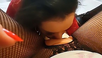 Brunette Babe Enjoys Pussy Licking From Her Friend