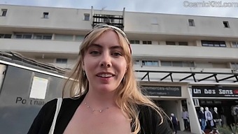 Pohled Na Každodenní Život Naturistů V Nudistickém Městě.