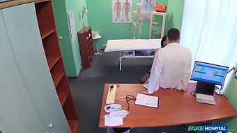 Una Mujer Casada Tiene Sexo Con Su Médico Después De Que Su Esposo Sale De La Habitación En Un Hospital Falso.