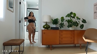 Ma Coloc, Avec Un Gros Cul, M’a Englouti La Bite – Roxanne Roselle.